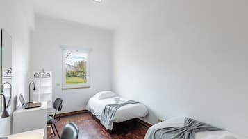 Twin Room, Non Smoking, Shared Bathroom