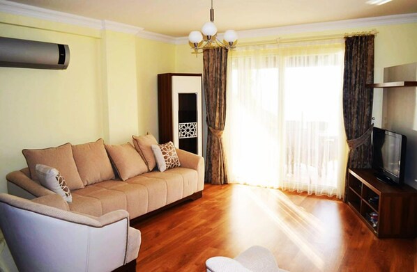 Apartment, 2 Schlafzimmer, Meerblick | Wohnbereich | LCD-Fernseher