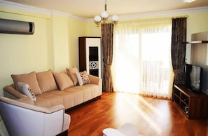 Apartamento, 2 quartos, para não fumantes | Área de estar | TV LCD