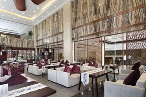 Lobby lounge - Zhenbao Holiday Hotel (Nanjing Olympic Sports Center) (Nanjing)