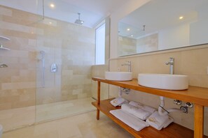Family Room | Bathroom | Hair dryer, bathrobes, slippers, bidet - Highclere Hotel and Spa (Fethiye)