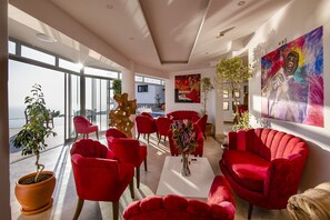 3 bars/lounges, poolside bar