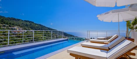 4 AuĂenpools, Sonnenschirme, LiegestĂŒhle