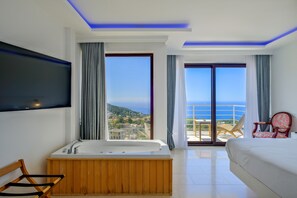 Deluxe Double with Bathtub | Egyptian cotton sheets, premium bedding, in-room safe, desk