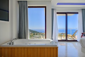 Deluxe Double with Bathtub | Draps en coton égyptien, literie de qualité supérieure