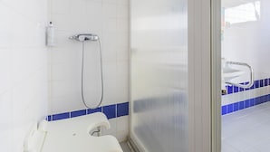Une salle de bain avec une douche, des toilettes et un lavabo.