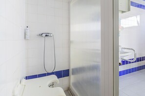 双床房, 无障碍 | 浴室 | 淋浴设施、毛巾
