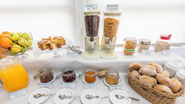 Un buffet de petit-déjeuner proposant une variété d’aliments et d’accompagnements.