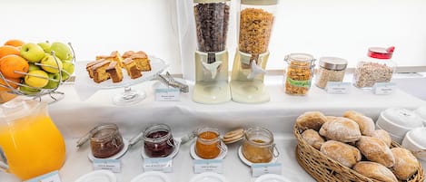 Ilmainen päivittäinen mannermainen aamiainen