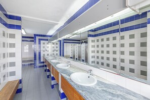 Dormitório compartilhado, somente para homens, banheiro compartilhado (1 bed in 4 Bed Dorm) | Banheiro | Chuveiro, toalhas de banho