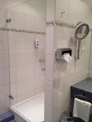 Secador de cabelo, piso aquecido, toalhas de banho, sabonete