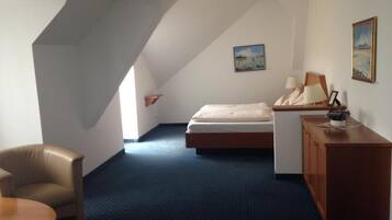 Family Suite | Desk, blackout drapes, soundproofing, free WiFi