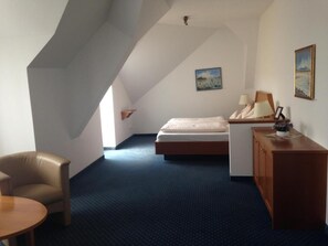 Family Suite | Desk, blackout drapes, soundproofing, free WiFi - Gasthof zur Post Oberwirt (Chieming)