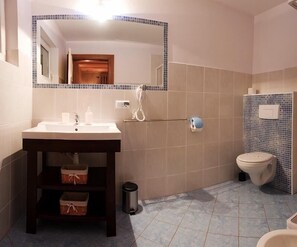 A bathroom with a sink, mirror, and toilet. - Leśna Oaza (Suleczyno)