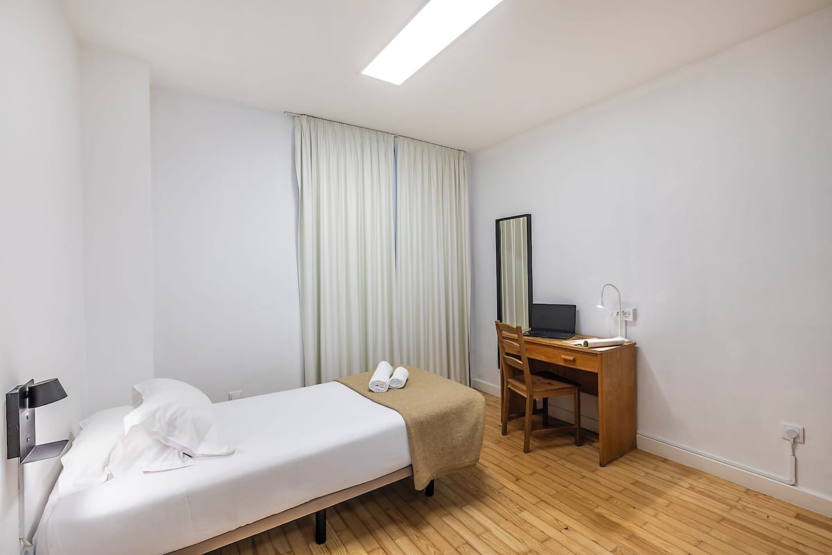 Single Room, Private Bathroom