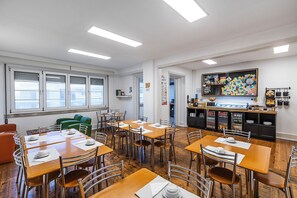 Tägliches inbegriffenes kontinentales Frühstück