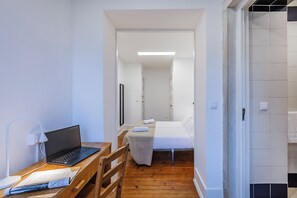 Habitación con 2 camas individuales, baño privado | Edredones de plumas, wifi gratis, ropa de cama