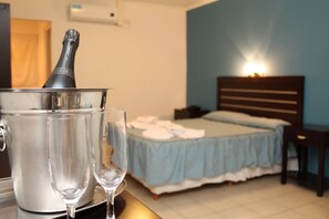 Minibar, escritorio, cortinas blackout y wifi gratis