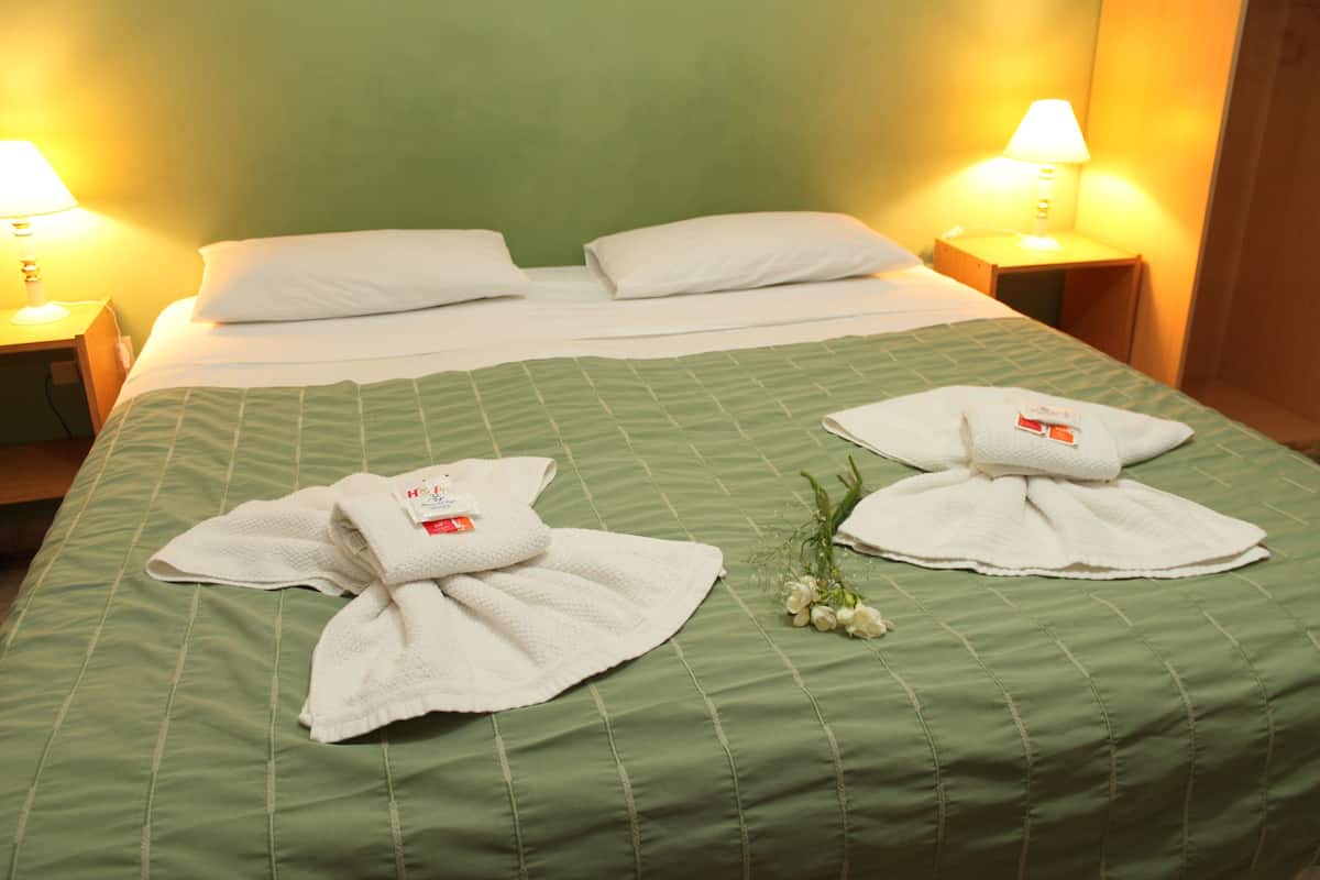 Apartment, Garden View | Minibar, desk, blackout drapes, free WiFi