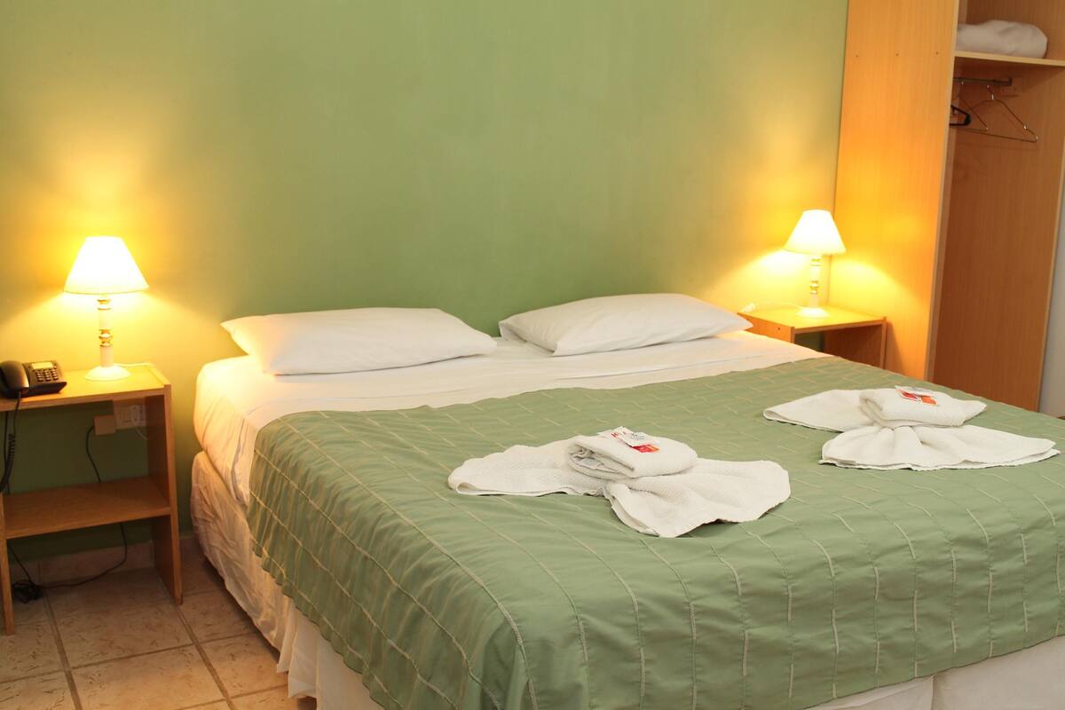 Minibar, escritorio, cortinas opacas y wifi gratis