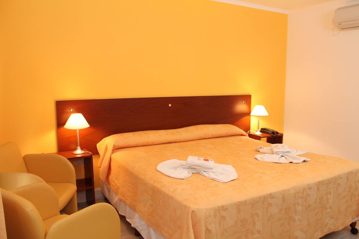 Minibar, escritorio, cortinas opacas y wifi gratis