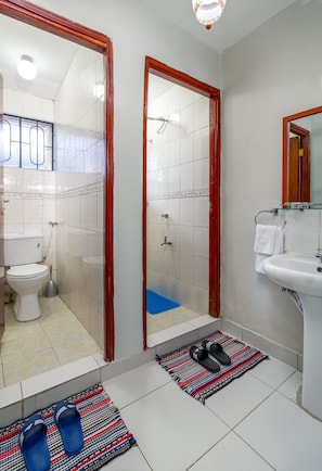 Comfort appartement, 2 slaapkamers, niet-roken, op benedenverdieping | Badkamer | Een douche, gratis toiletartikelen, badjassen, pantoffels