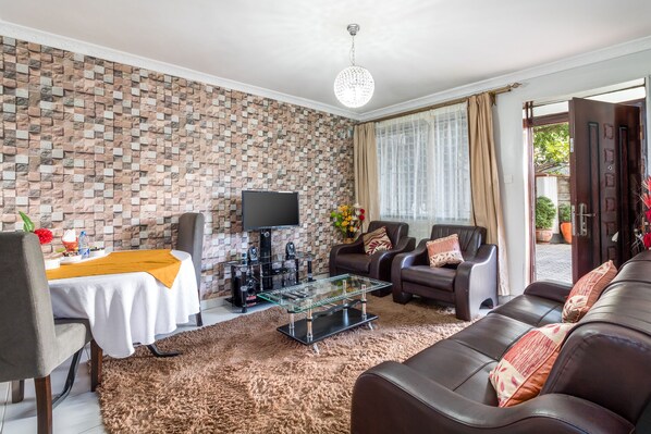 Living room - Javilla Eagles Safari Guest House (Nairobi)