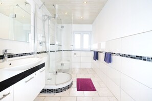Romantic Apartment, 2 Bedrooms, Patio, Garden View | Bathroom | Hair dryer, towels, soap, shampoo - Nice rooms Strasbourg - Europapark (Offenburg)