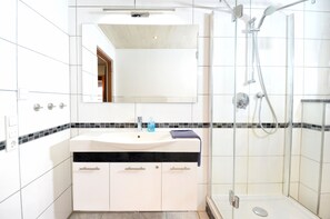 Romantic Apartment, 2 Bedrooms, Patio, Garden View | Bathroom