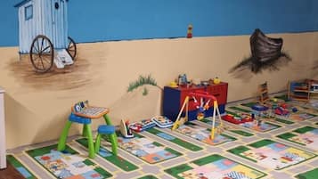 Standard-Studio, eigenes Bad (#17) | Außen-Kinderspielplatz