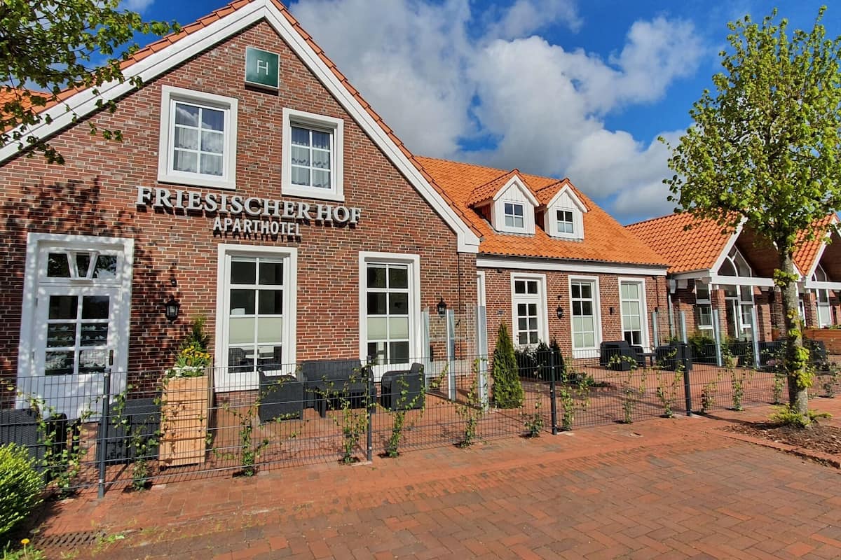 A brick building with the sign "FRIESISCHER HOF APARTHOTEL".