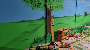 Superior-Apartment, eigenes Bad (#09) | Außen-Kinderspielplatz