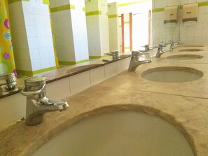 Room, Shared Bathroom (6 Beds) | Bathroom