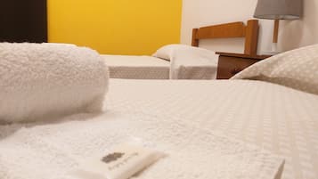 Camera con 2 letti singoli, bagno privato | Ferro/asse da stiro, Wi-Fi gratuito