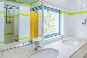 Shower, towels - HI Faro- Pousada de Juventude - Hostel (Faro)