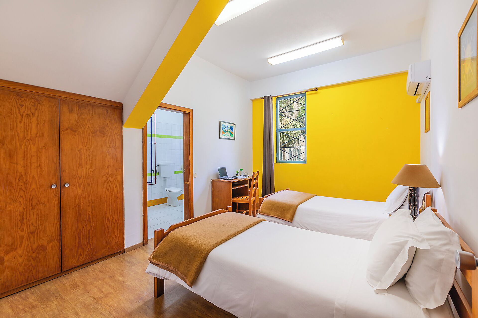 Chambre avec lits jumeaux, salle de bains privée | Fer et planche à repasser, Wi-Fi gratuit