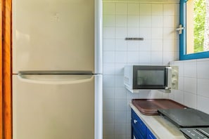 A compact kitchen with a refrigerator, a microwave, and a toaster. - HI Faro- Pousada de Juventude - Hostel (Faro)