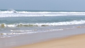 A beach with waves approaching the shore. - HI Faro- Pousada de Juventude - Hostel (Faro)