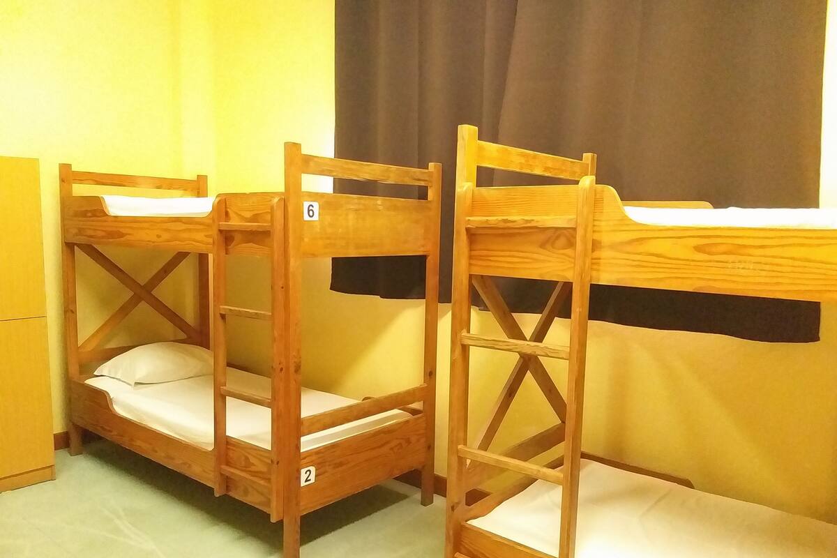Chambre, salle de bains commune (8 Beds)