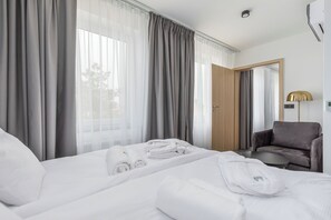 سرير سفر وملاءات أسرّة