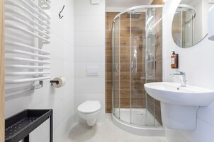 Quarto solteiro luxo | Banheiro | Chuveiro, toalhas de banho, sabonete, shampoo