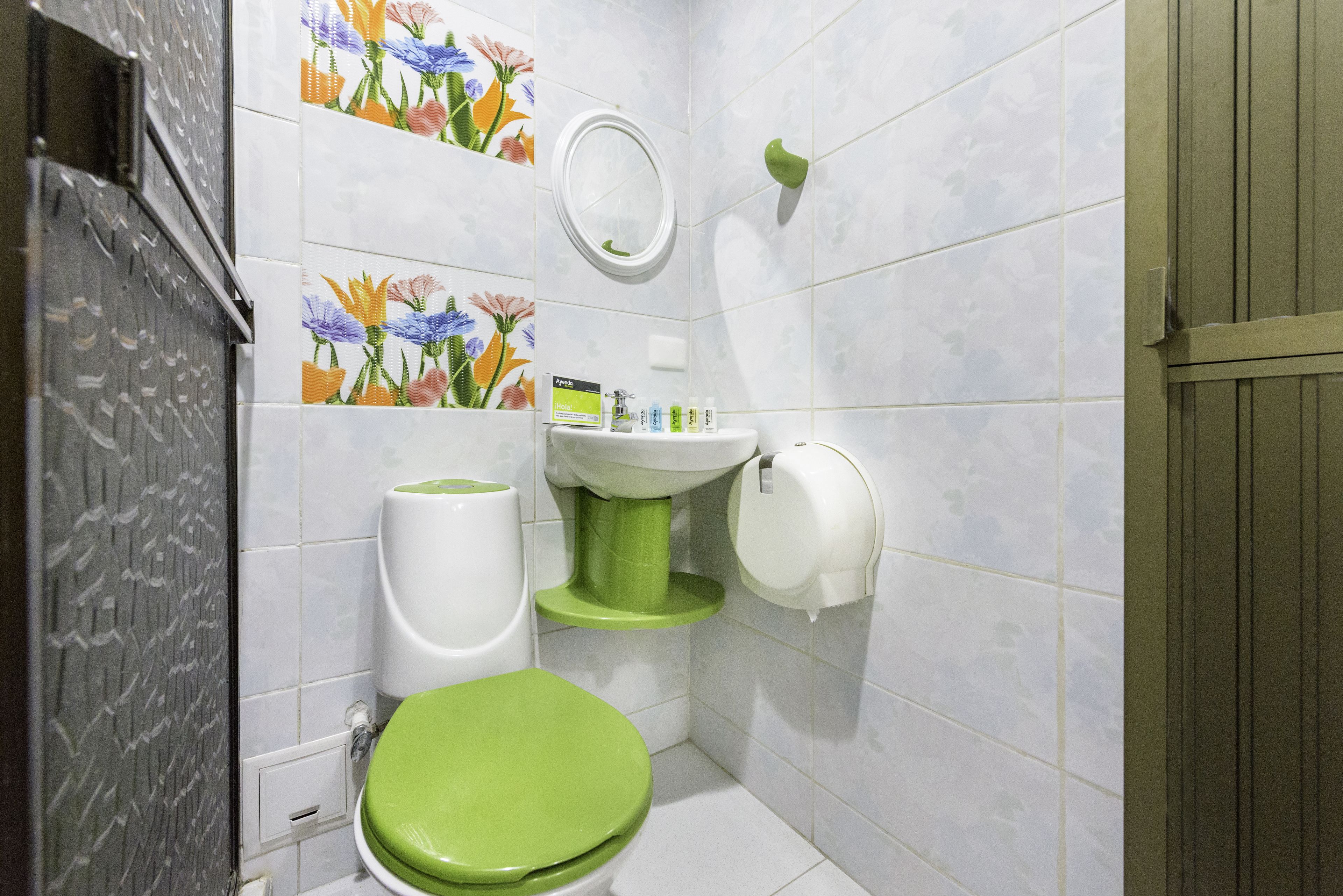 triple room, non smoking | bathroom | shower, free toiletries, towels