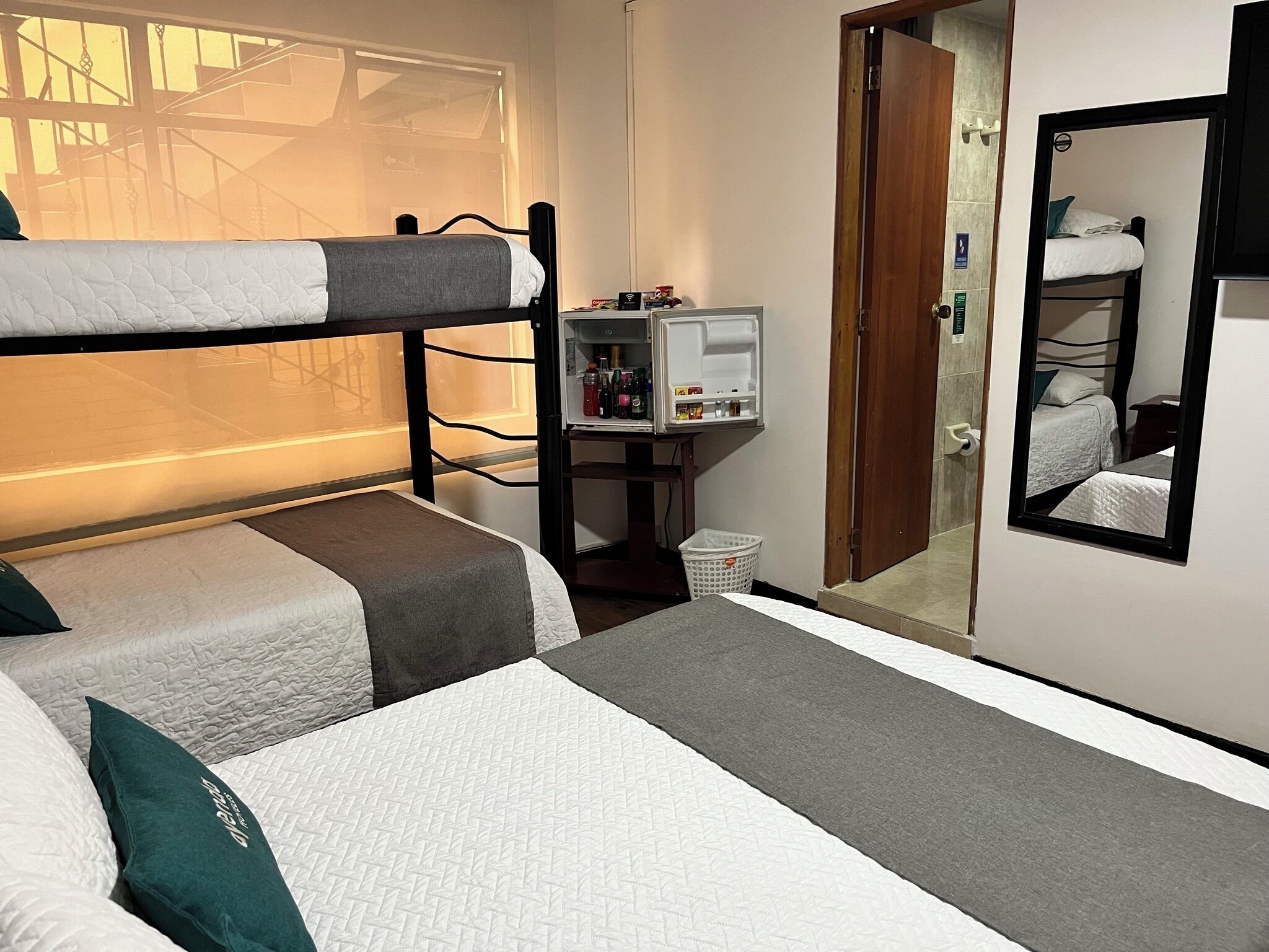 Ropa de cama de alta calidad, minibar, wifi gratis y ropa de cama 