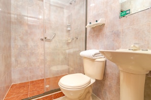 Familienzimmer | Badezimmer | Dusche, Fußbodenheizung (Badezimmer), Handtücher, Seife