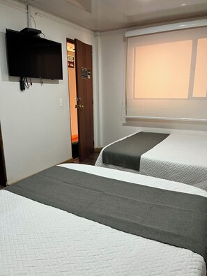 Standard Quadruple Room | Premium bedding, minibar, free WiFi, bed sheets - Tita´s House Bogotá (Bogotá)