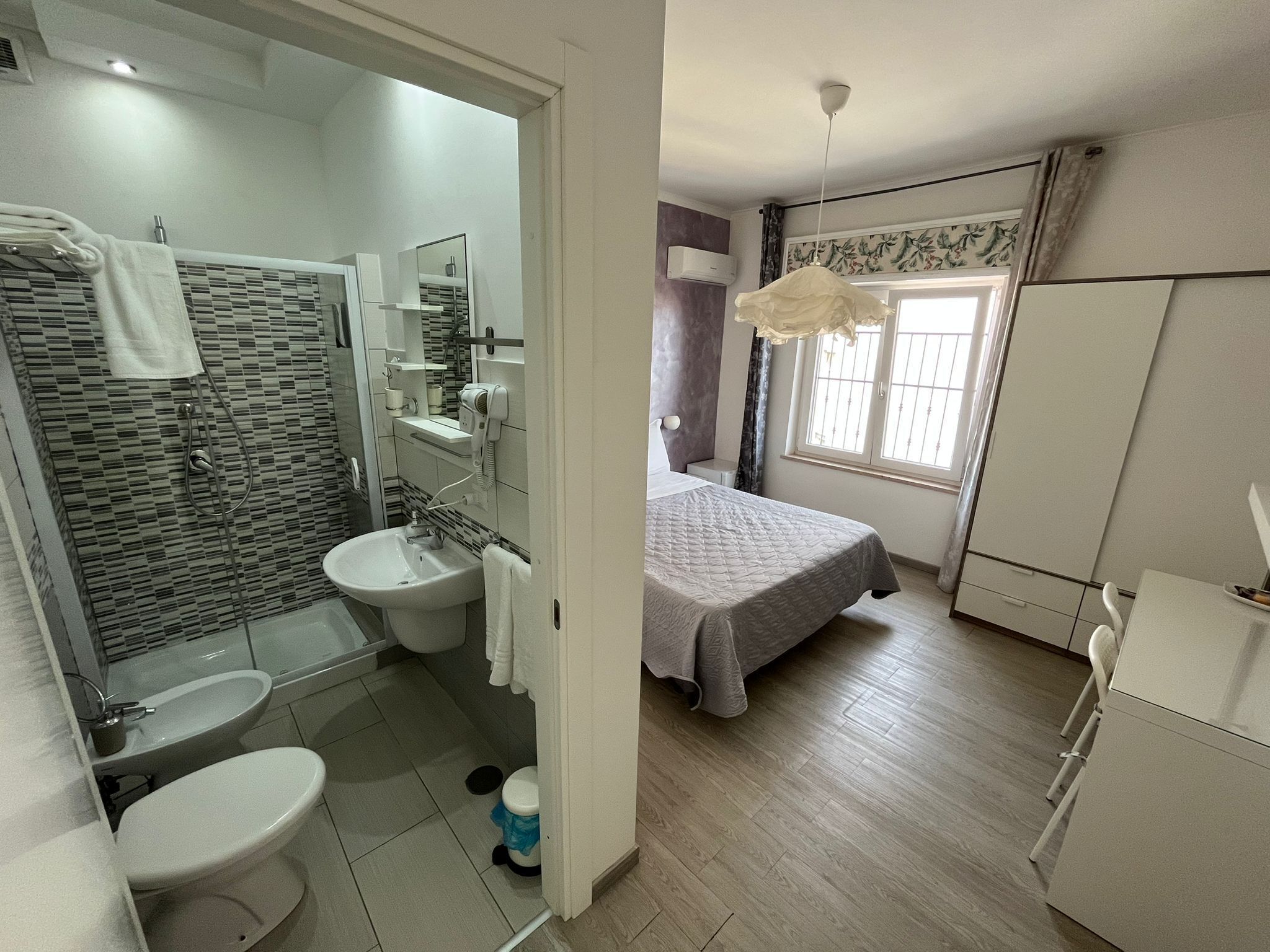 Habitación Deluxe con 1 cama matrimonial o 2 individuales (#3) | Baño | Regadera, regadera tipo lluvia, secadora de cabello, bidet 