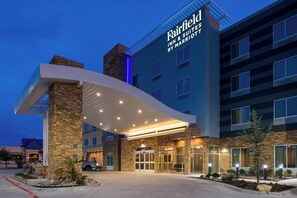 Ein Marriott Fairfield Inn & Suites Hotel mit Steinaußenwand, großem Eingangsbereich und überdachter Außenanlage.