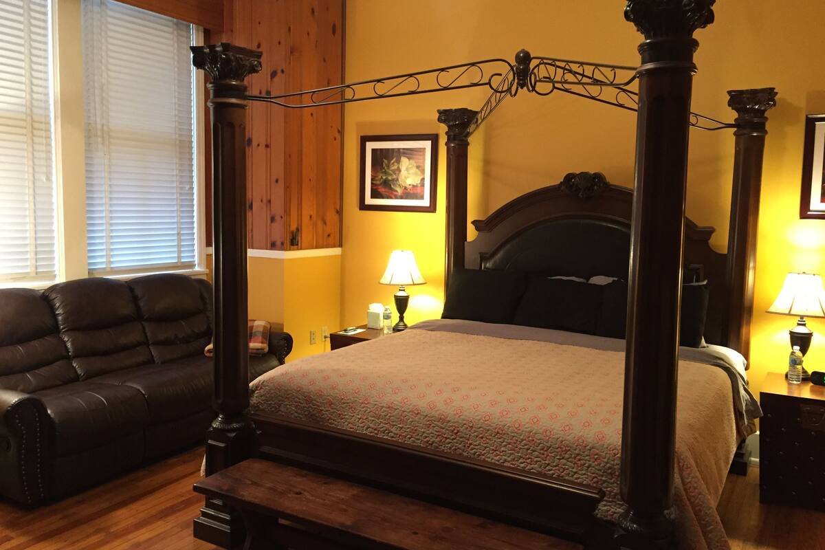 Room, 1 King Bed, Non Smoking | WiFi (free), individually decorated, individually furnished, bed sheets