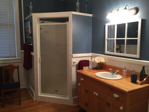 Kamar, 1 Tempat Tidur Queen, Bebas Asap Rokok | Kamar mandi | Pengering rambut, jubah mandi,  dan handuk