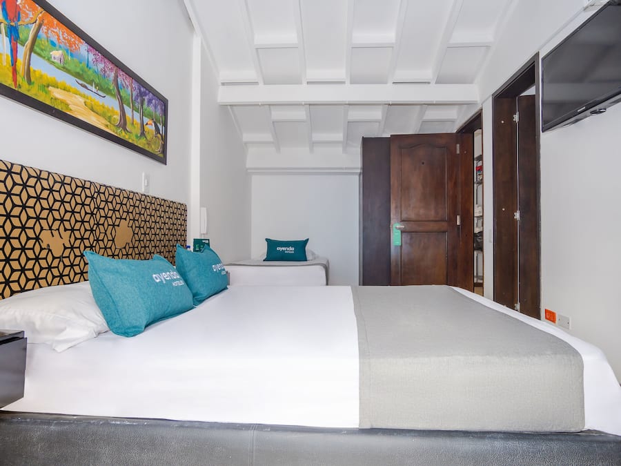 Triple Room | Desk, laptop workspace, free WiFi, bed sheets